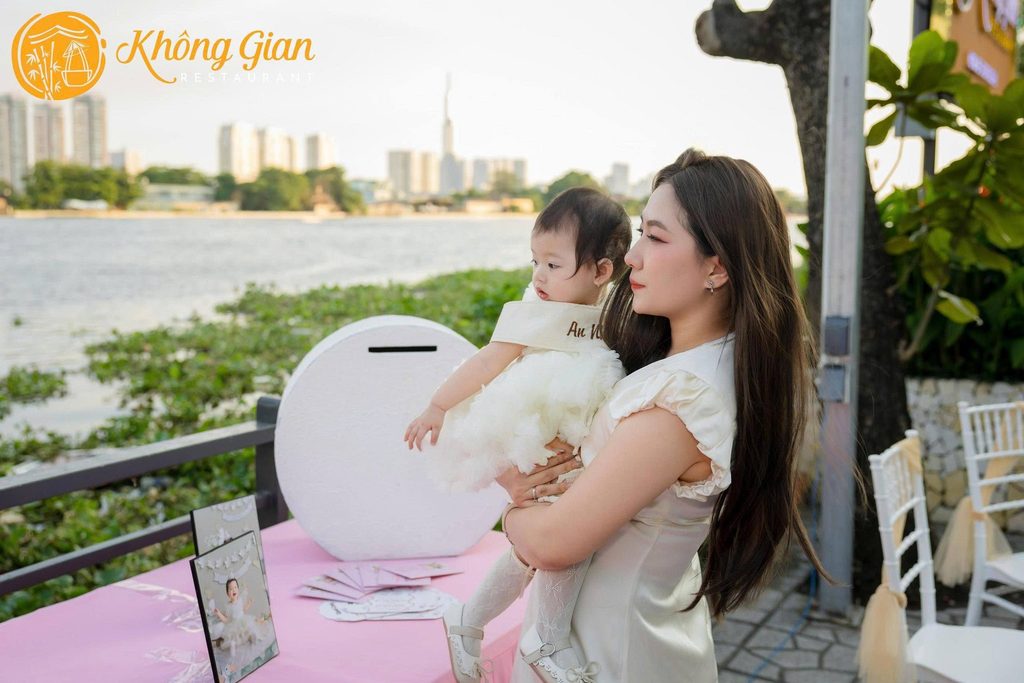 tiec ben song9