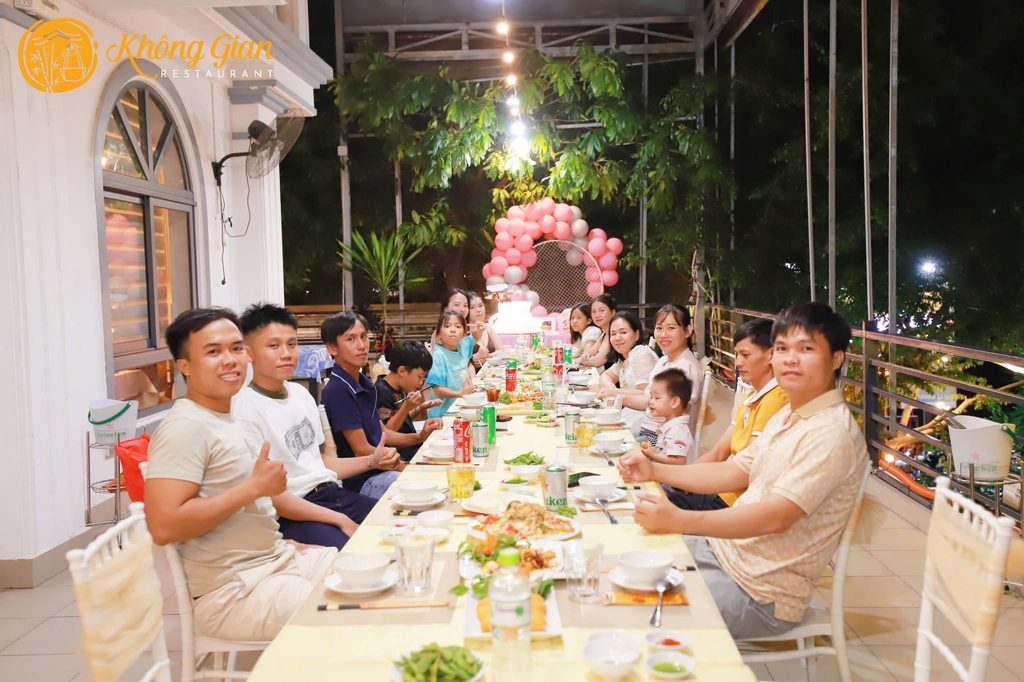 nha hang to chuc tiec 2 9 7