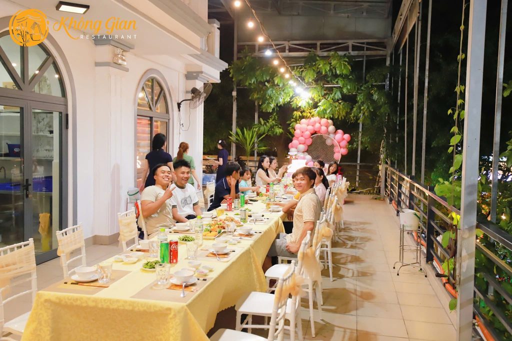 nha hang to chuc tiec 2 9 8